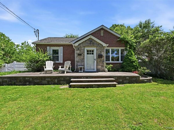 17 Pauchogue Avenue , East Islip, NY 11730