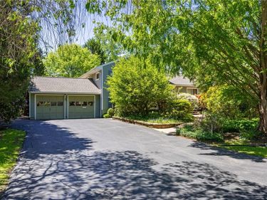 82 Hotchkiss Cir, Penfield, NY 14526