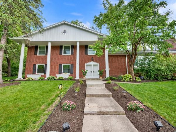 1435 Victoria CIRCLE N, Elm Grove, WI 53122