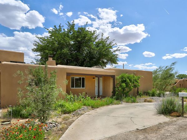 712 Green Valley Road NW, Los Ranchos, NM 87107