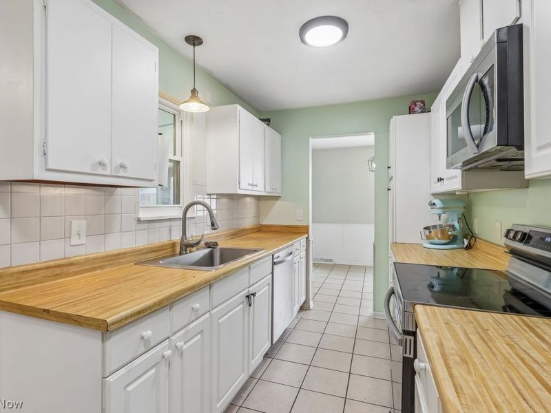 249 Erieview Boulevard , Sheffield Lake, OH 44054 Photo 8