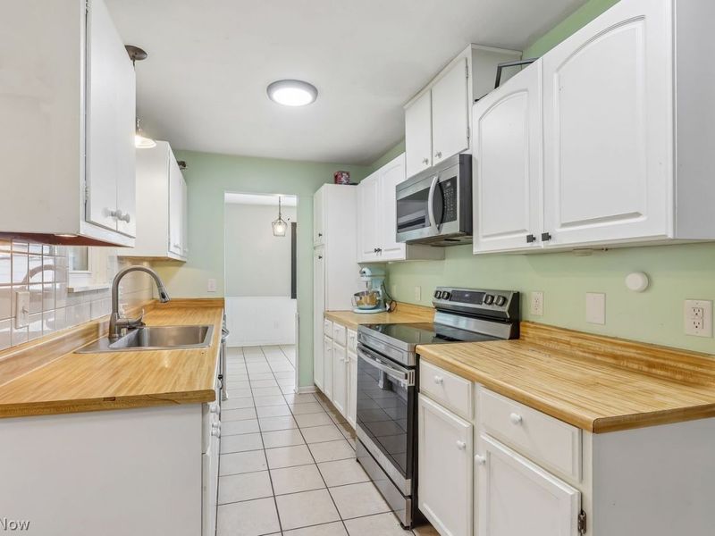 249 Erieview Boulevard , Sheffield Lake, OH 44054 Photo 9