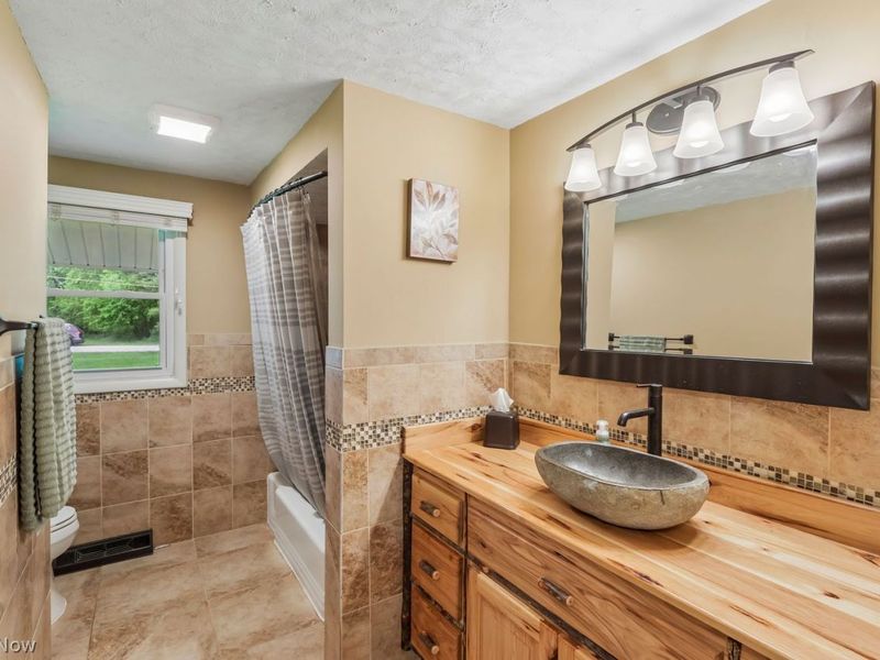 17570 Hicks Road, Walton Hills, OH 44146 Photo 12