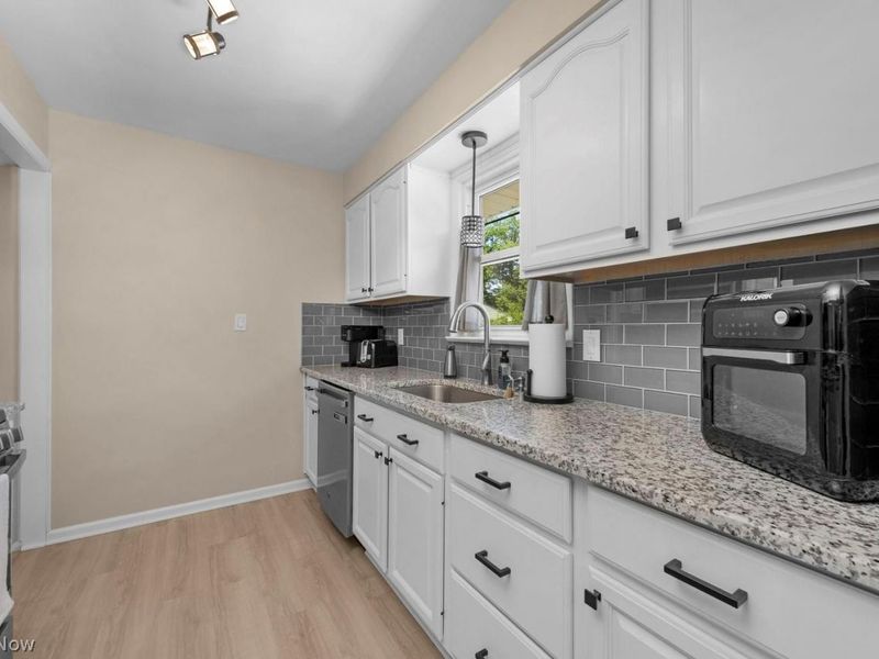 24196 Rosita Lane , North Olmsted, OH 44070 Photo 11
