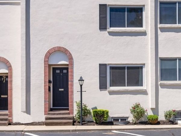 1 Charles St, Unit V, Reading, MA 01867
