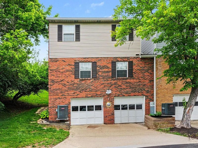 492 Maple Circle Drive, Springdale, OH 45246 Photo 2