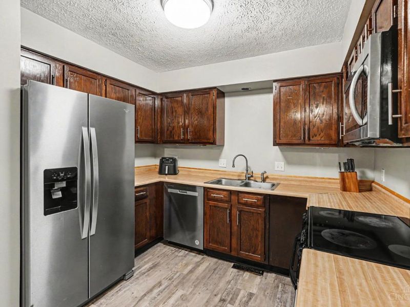 492 Maple Circle Drive, Springdale, OH 45246 Photo 8