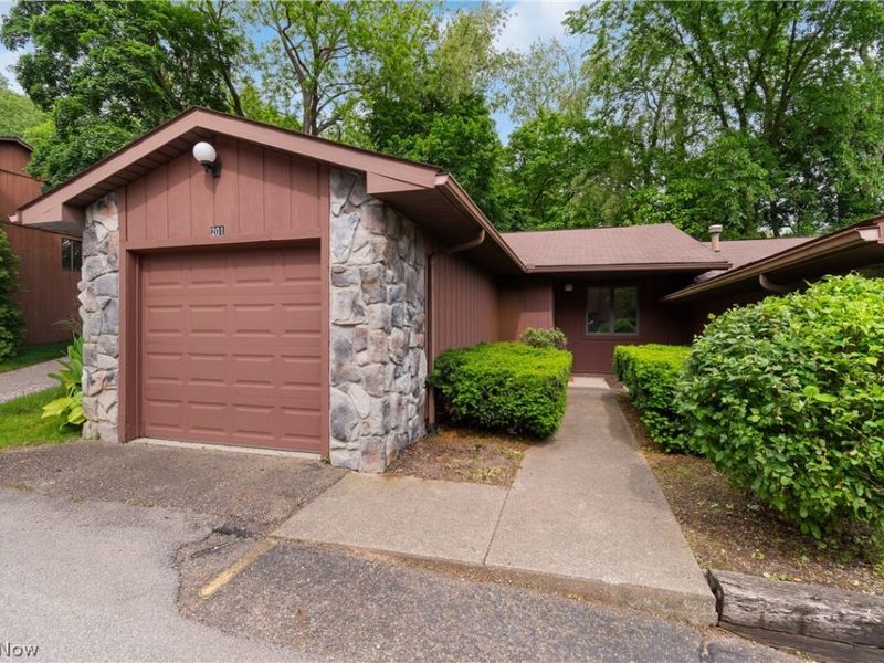 1033 Washington Street, Unit 201, Wooster, OH 44691 Photo 1