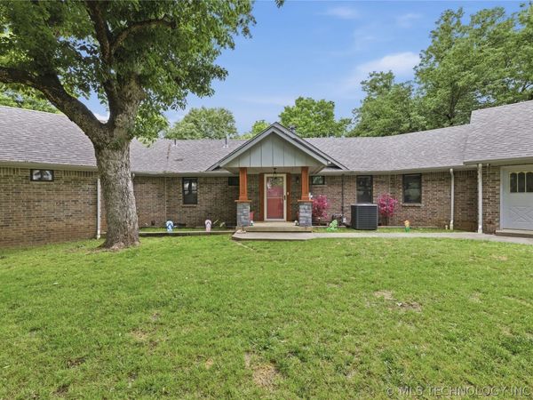 1701 N Hopi Street , Chouteau, OK 74337