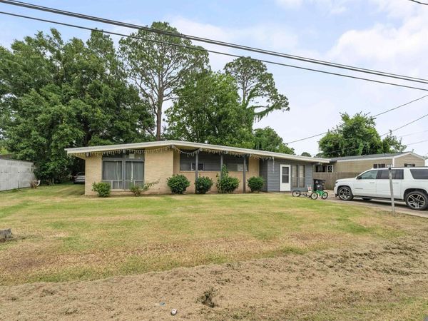 405 Vatican Dr, Donaldsonville, LA 70346
