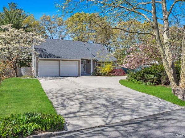 8 Grand Canyon Lane , Coram, NY 11727