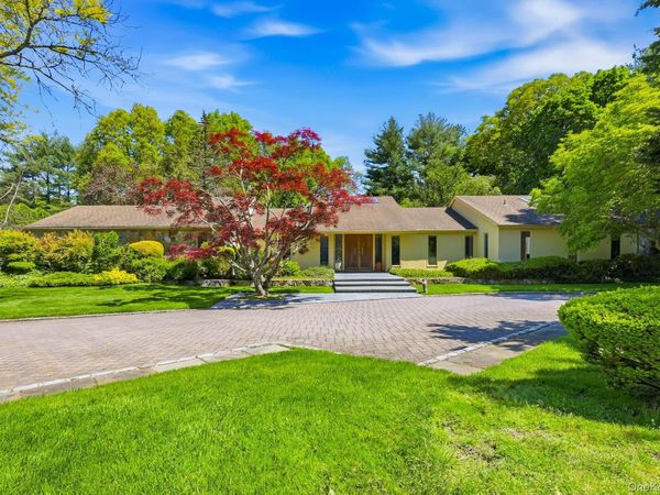 17 Hastings Road , Old Westbury, NY 11568