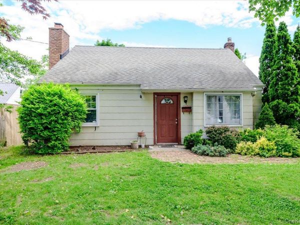 102 E 12th Street , Huntington Station, NY 11746