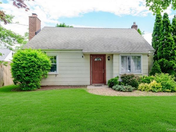 102 E 12th Street , Huntington Station, NY 11746