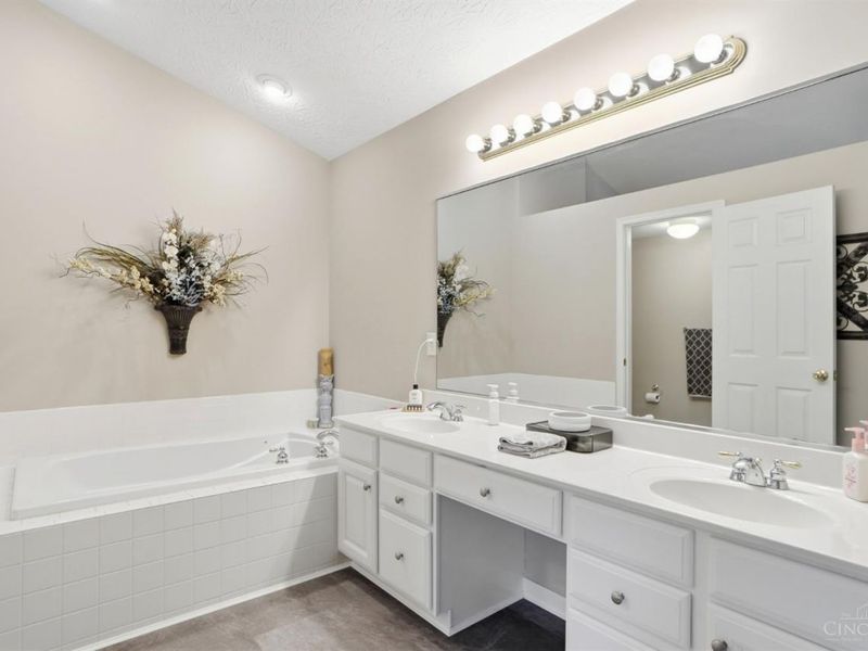 5947 Castlewood Crossing, Unit 2, Miami Twp, OH 45150 Photo 24