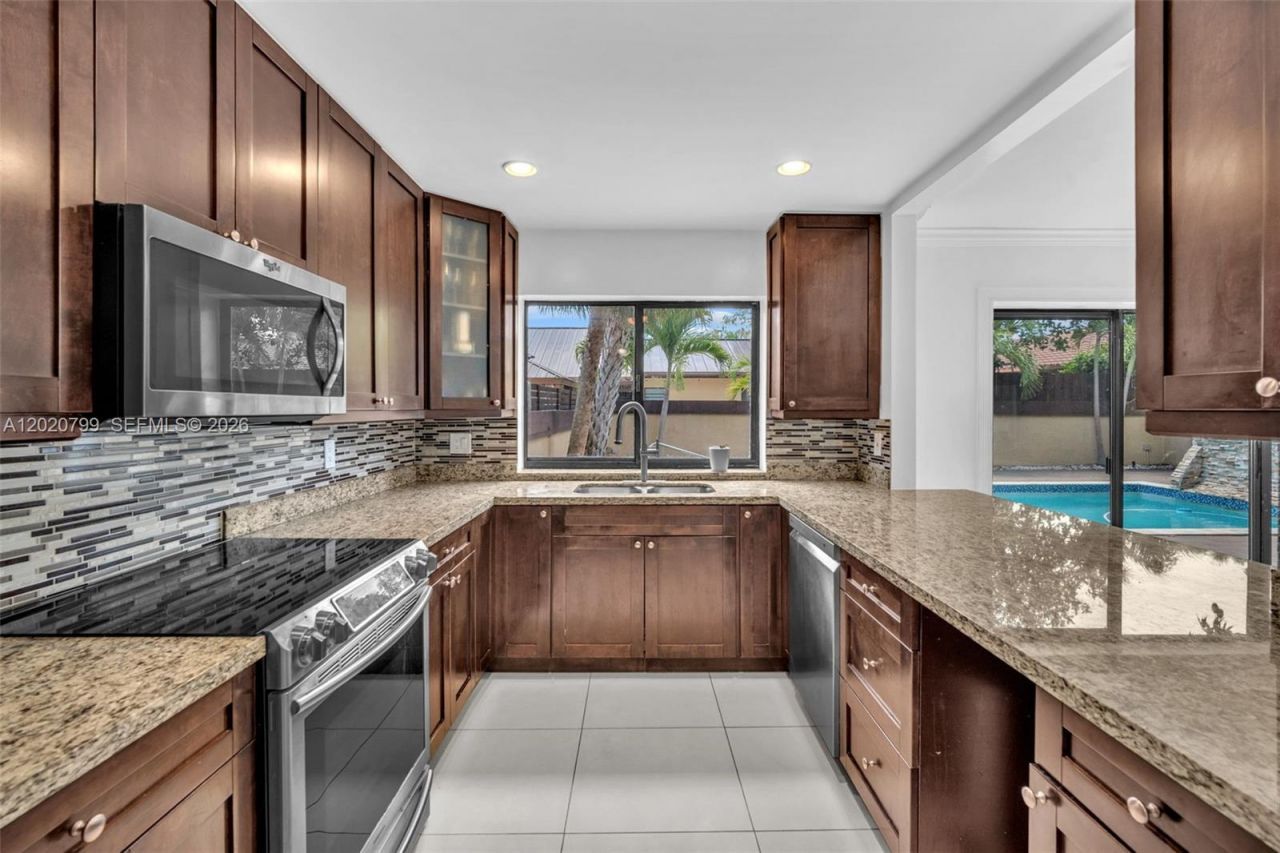 1010 NE 204th Ter, Miami, FL 33179 Photo