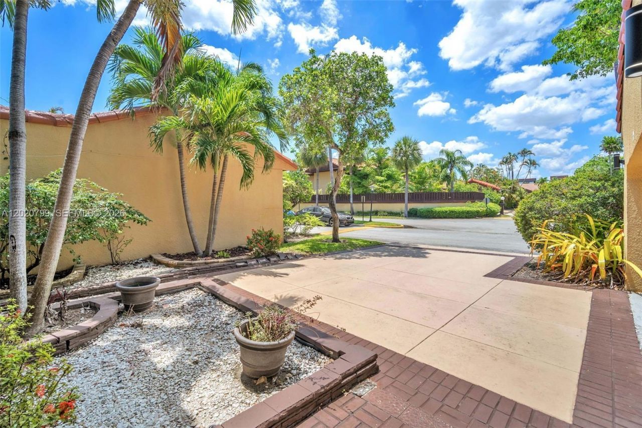 1010 NE 204th Ter, Miami, FL 33179 Photo