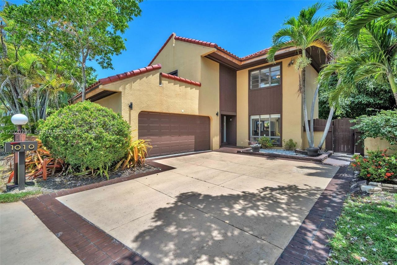 1010 NE 204th Ter, Miami, FL 33179 Photo