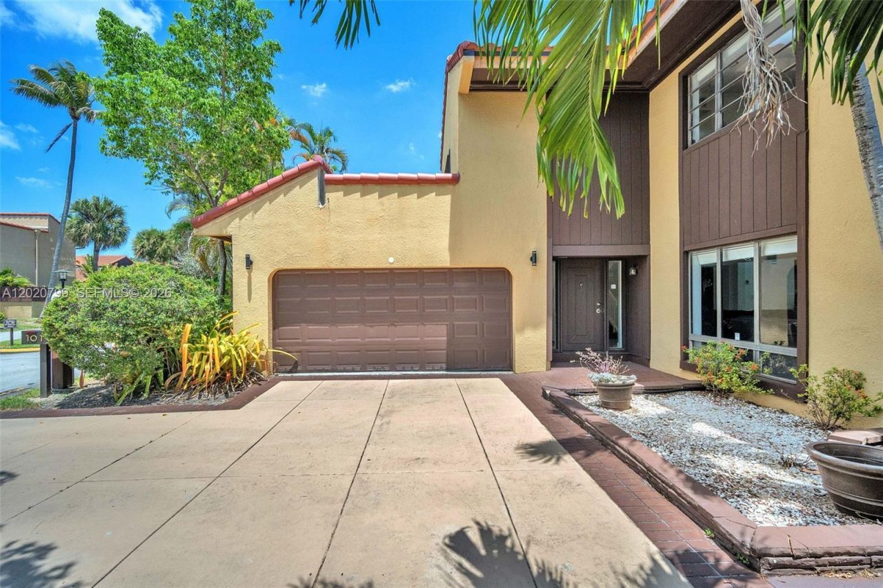 1010 NE 204th Ter, Miami, FL 33179 Photo