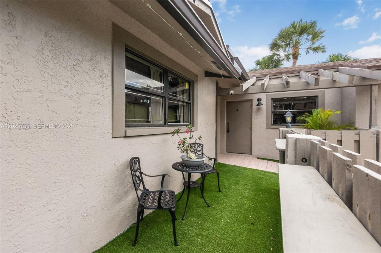 7560 NW 79th Ave, Unit V2, Tamarac, FL 33321 Photo