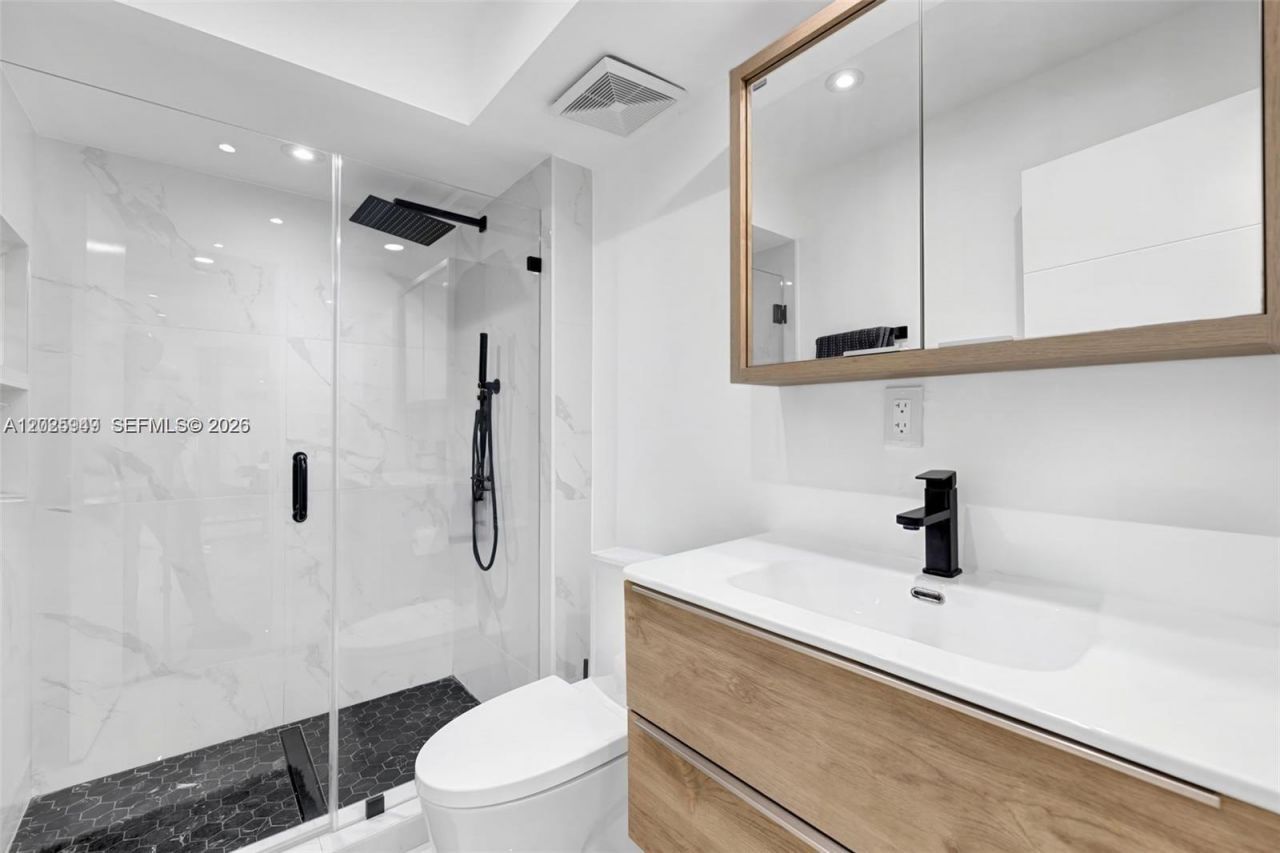 100 Bayview Dr , Unit 503, Sunny Isles Beach, FL 33160 Photo