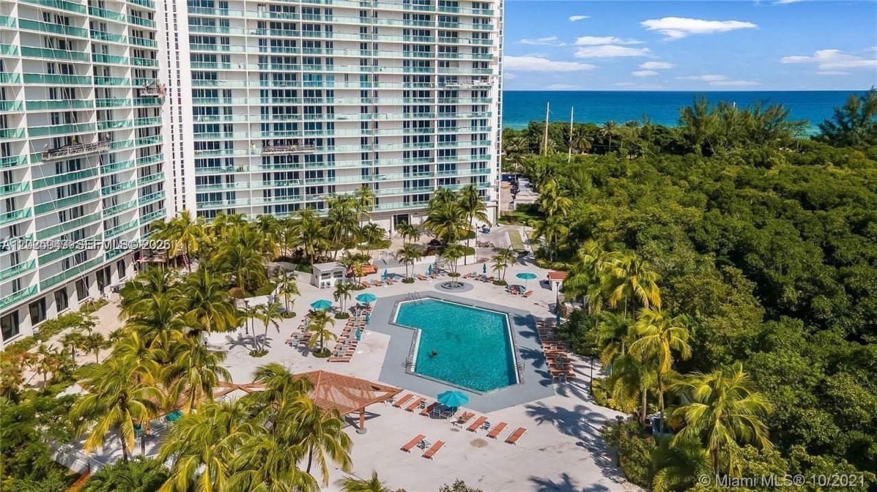 100 Bayview Dr , Unit 503, Sunny Isles Beach, FL 33160 Photo
