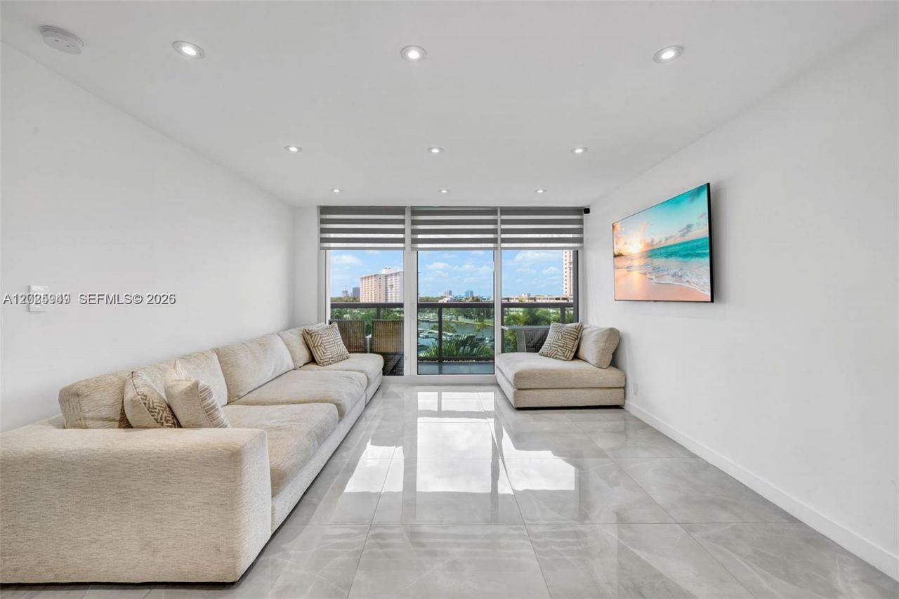 100 Bayview Dr , Unit 503, Sunny Isles Beach, FL 33160 Photo