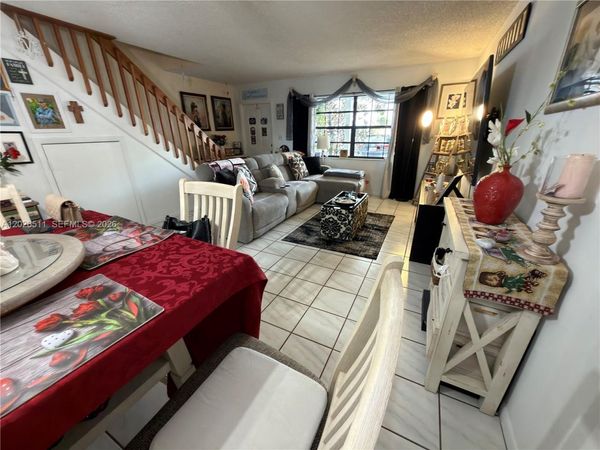 10428 NW 3rd St , Pembroke Pines, FL 33026