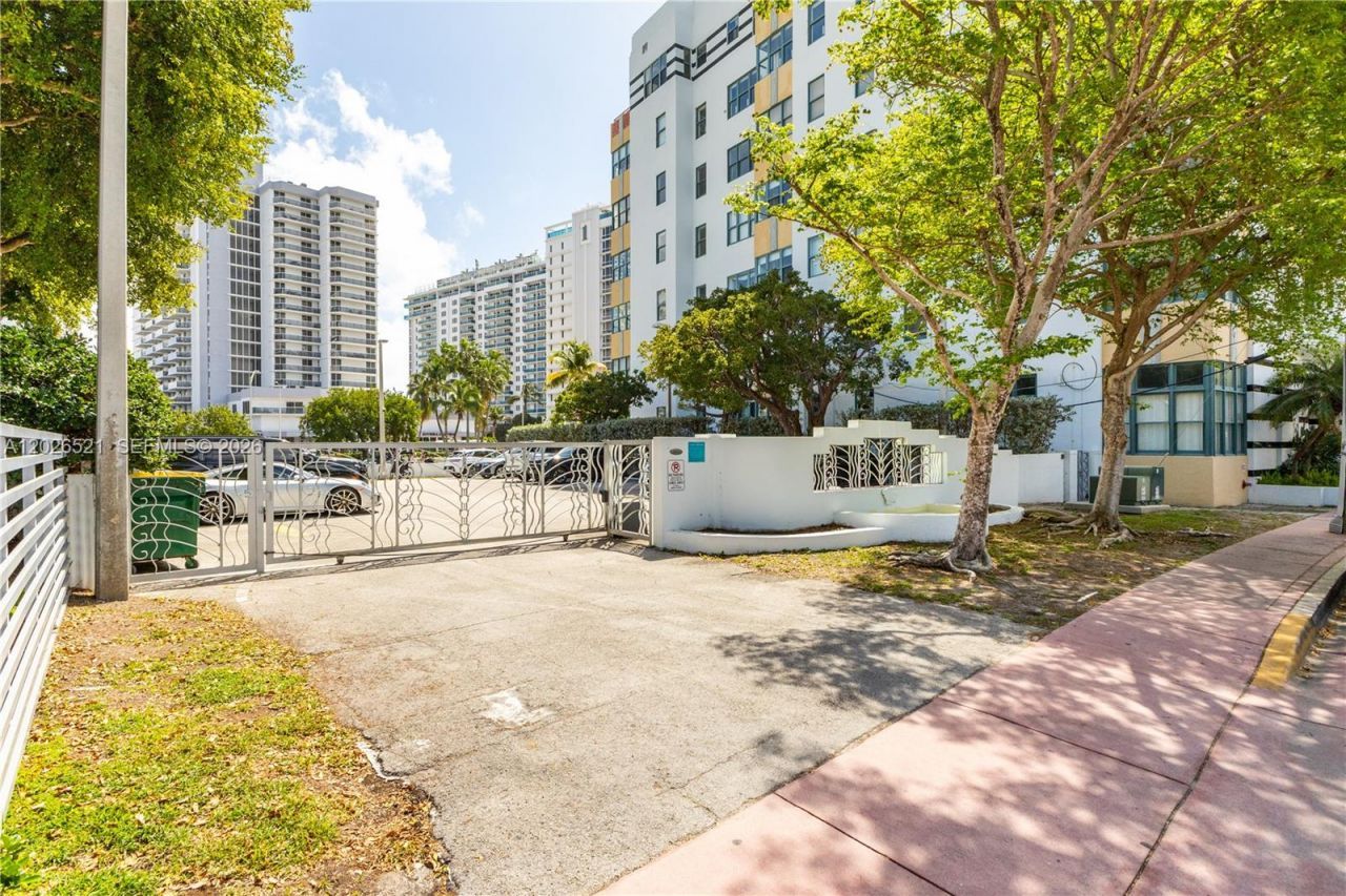 2421 Lake Pancoast Dr , Unit 3B, Miami Beach, FL 33140 Photo