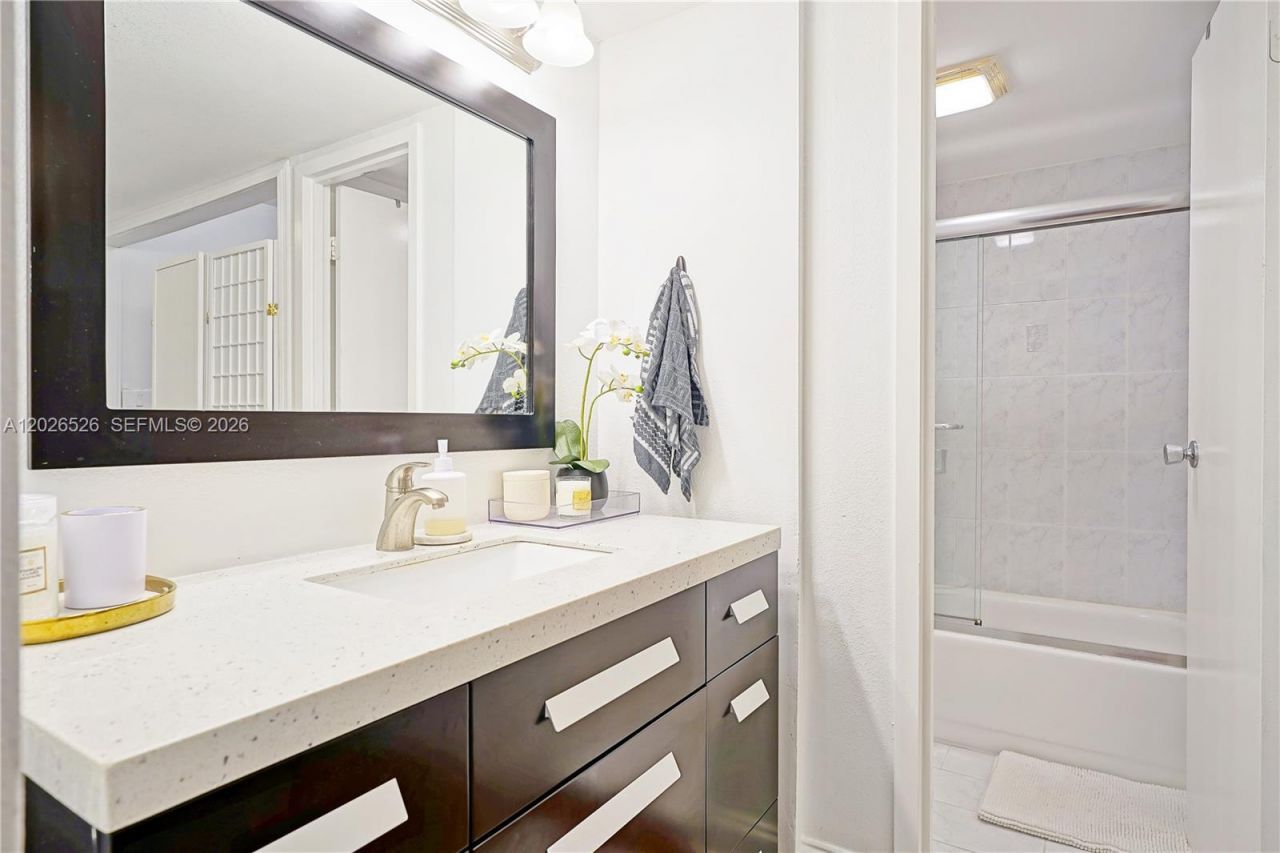 3625 N Country Club Dr , Unit 2610, Aventura, FL 33180 Photo