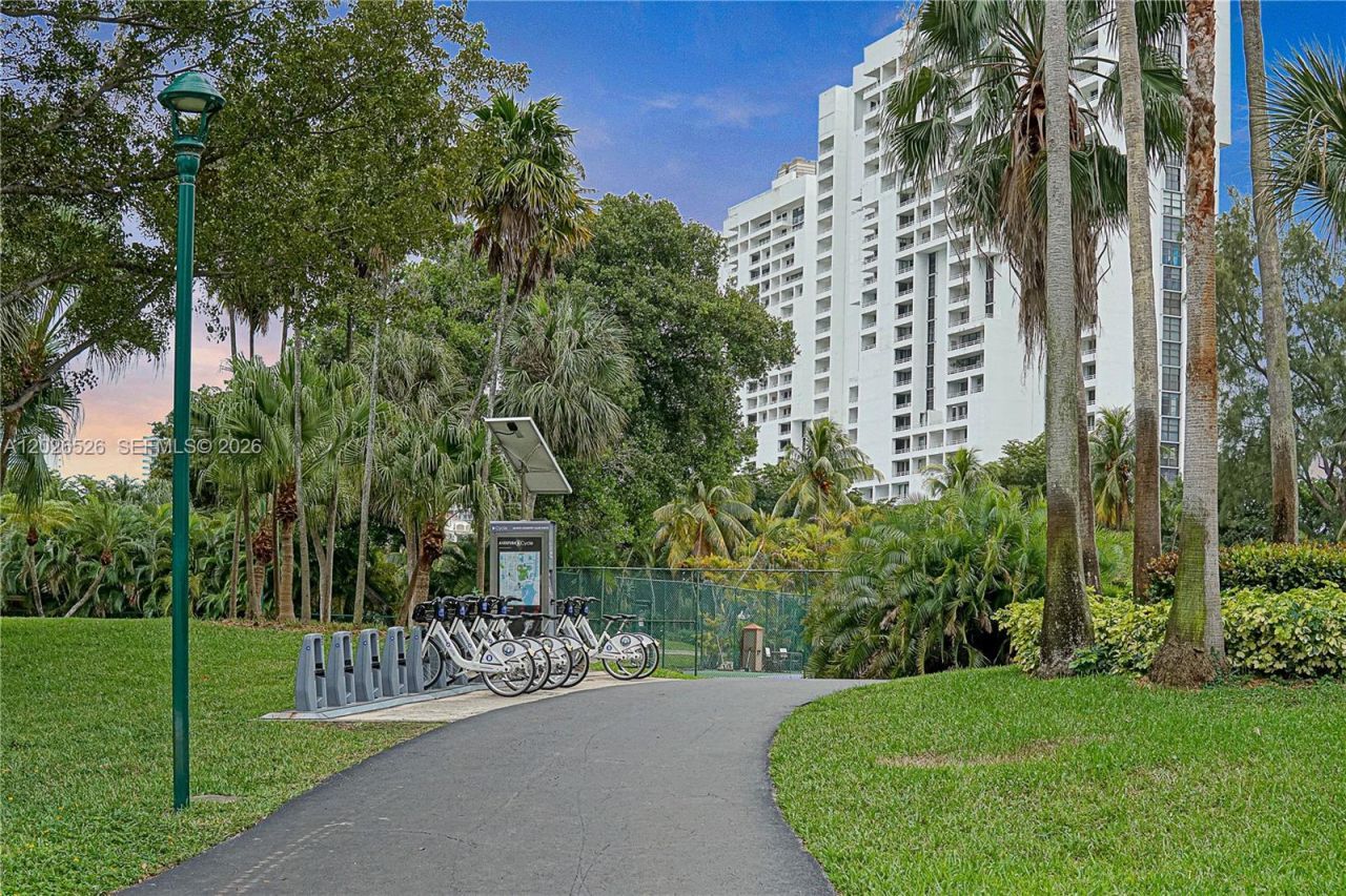 3625 N Country Club Dr , Unit 2610, Aventura, FL 33180 Photo
