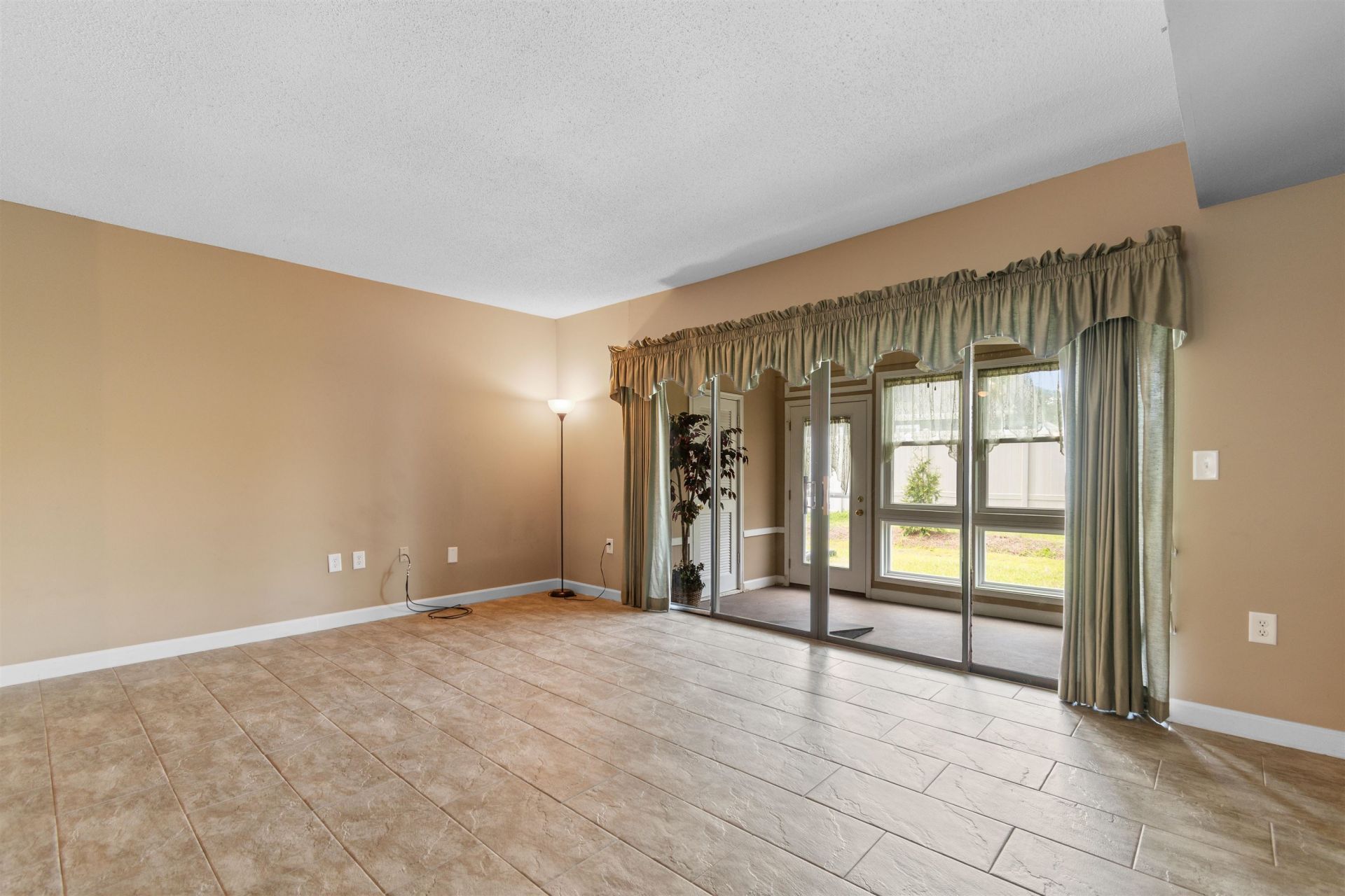 928 Villa Dr. Photo 28