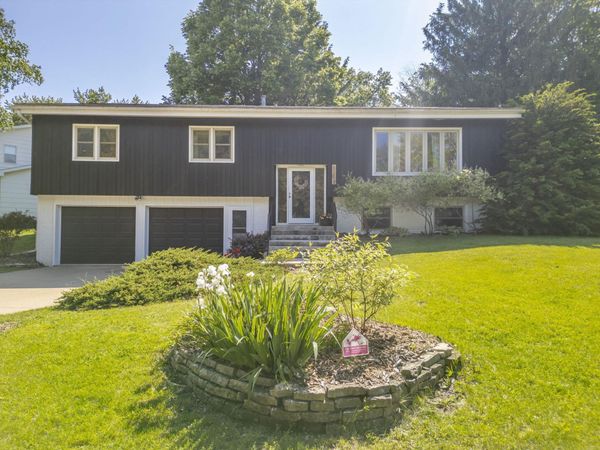 1117 Woodring Drive , Waverly, IA 50677