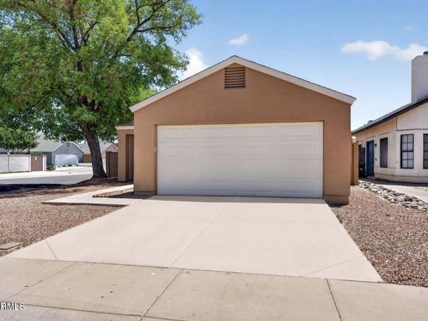 8901 W VALE Drive, Phoenix, AZ 85037