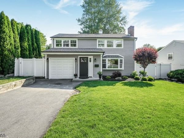 35 Stuart St, Waldwick, NJ 07463