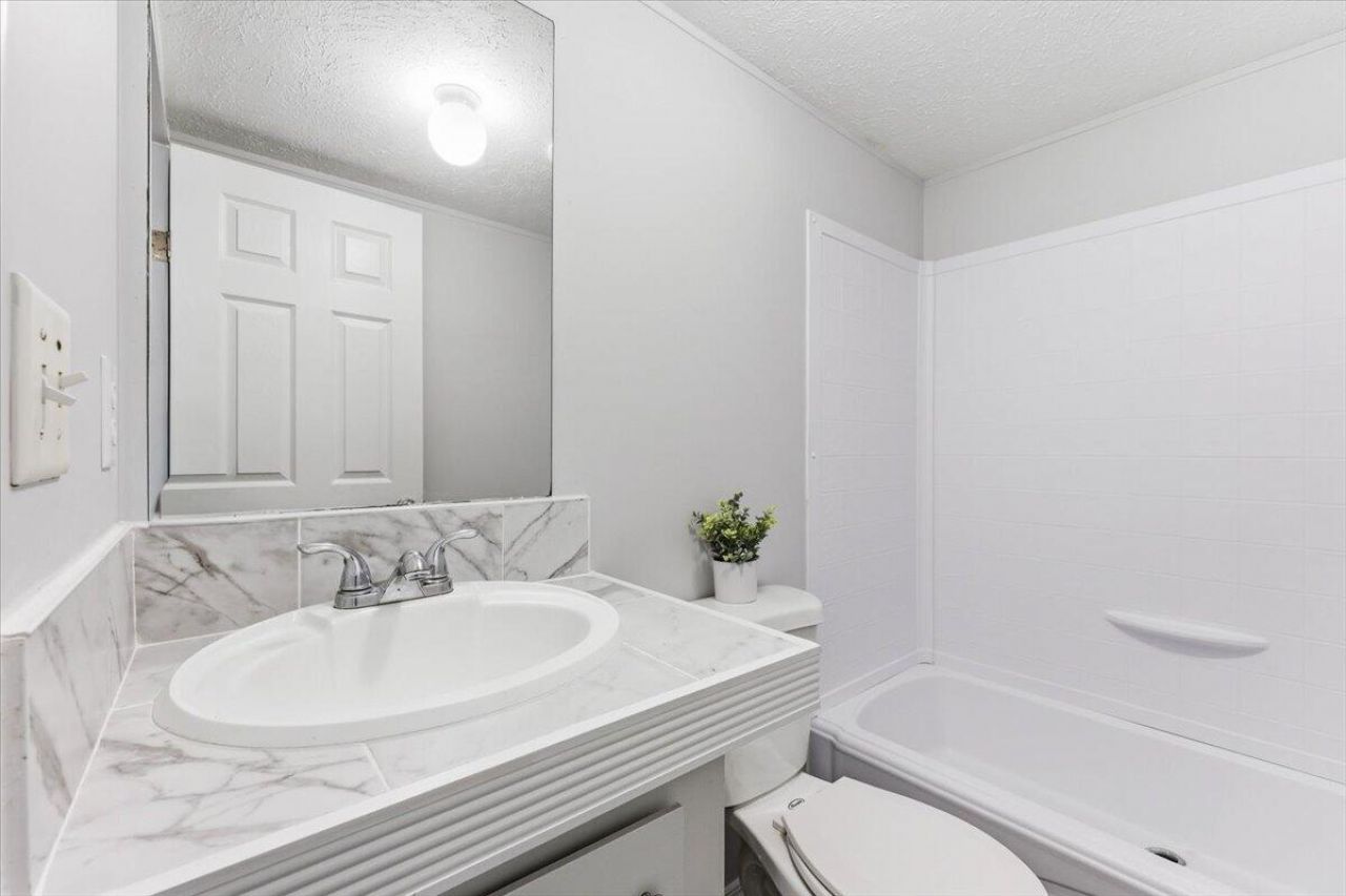 169 Bennett Avenue Photo 12