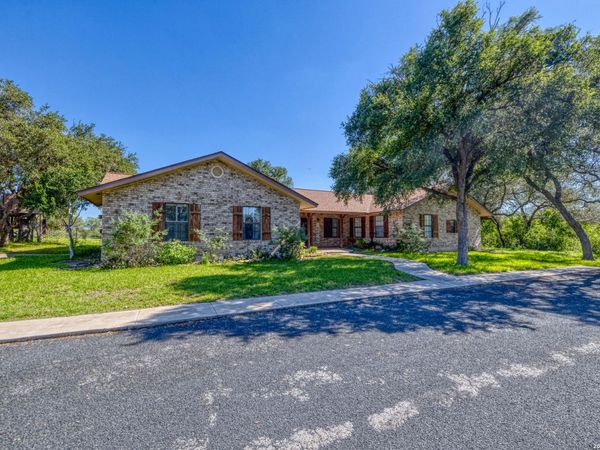 335 Sunset Ridge, Uvalde, TX 78801