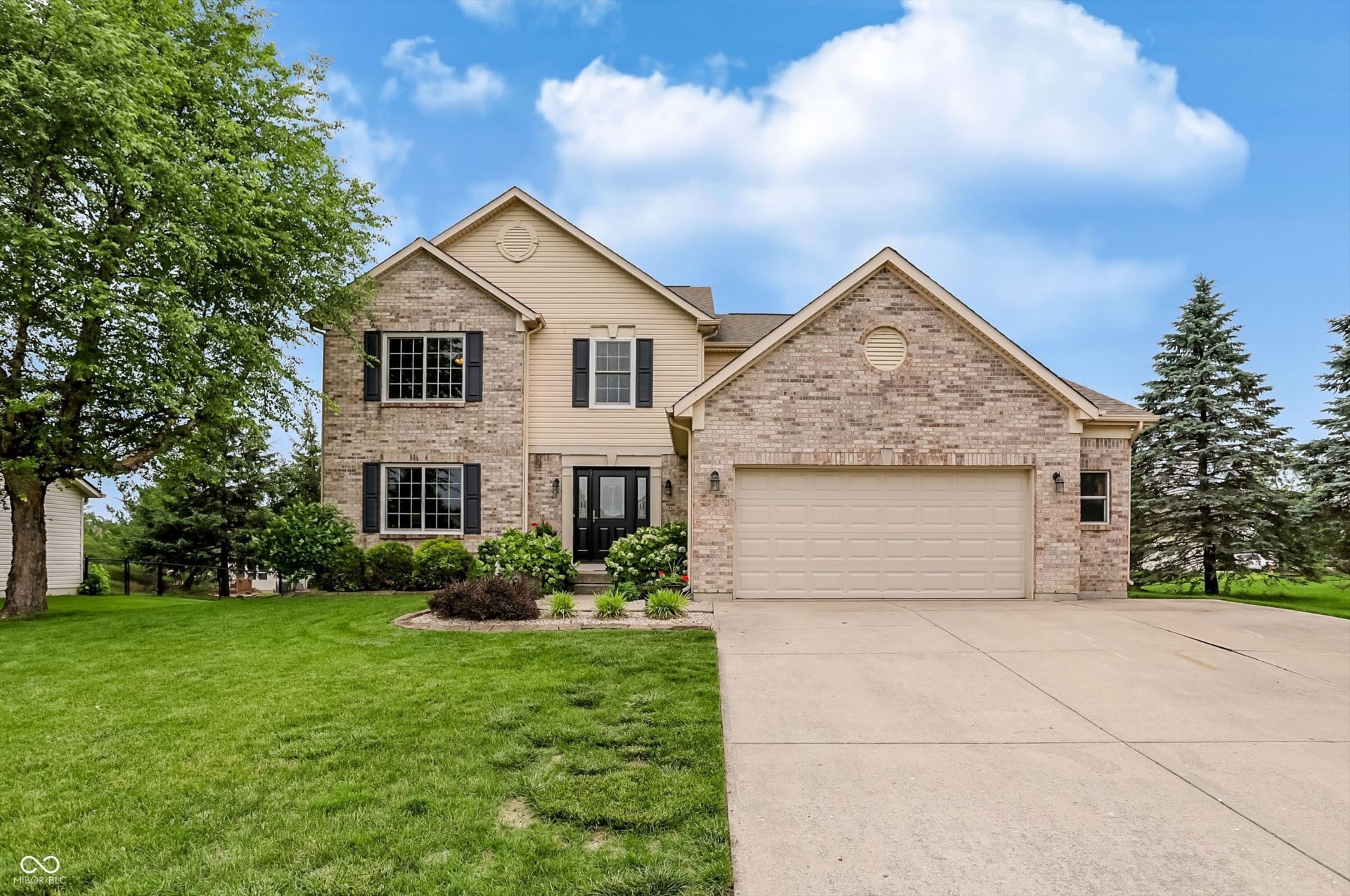 322 Wakefield Drive E, Greenwood, IN 46142 Main Photo