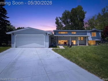 1869 Middle Trail Road, Commerce Twp, MI 48390
