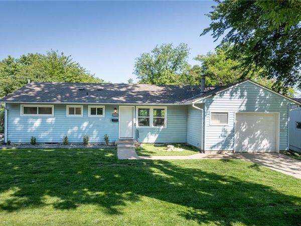 1202 SW Peggy Circle, Lee's Summit, MO 64081