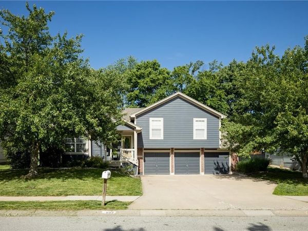 1127 SE Eastridge Drive, Blue Springs, MO 64014