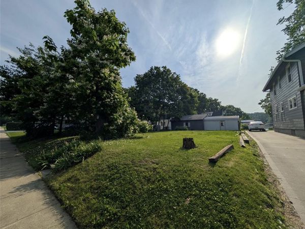 909 24th Street , Des Moines, IA 50312