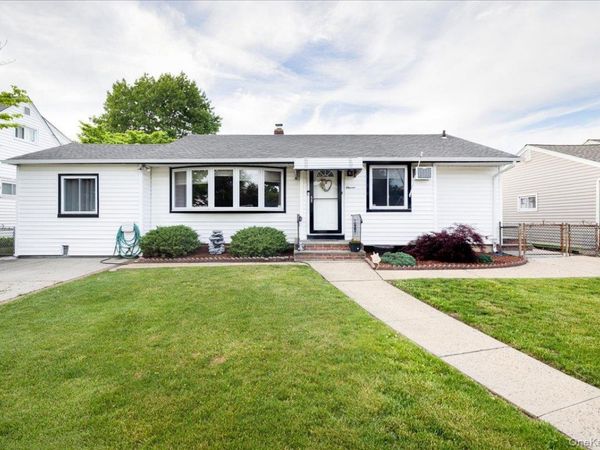 11 Adelphi Road , Hicksville, NY 11801