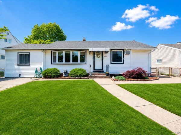 11 Adelphi Road , Hicksville, NY 11801