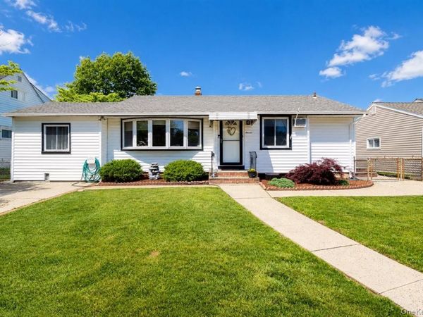11 Adelphi Road , Hicksville, NY 11801