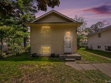 20215 Westhampton Avenue, Southfield, MI 48075