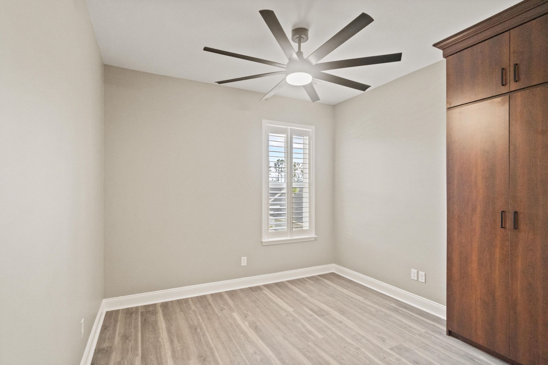 645 Blueway Avenue Photo 35