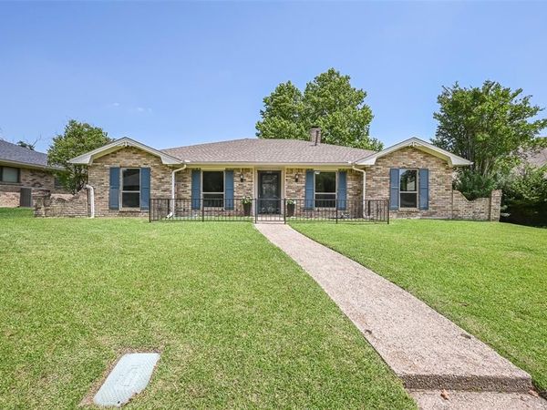 1913 Middle Glen Drive, Carrollton, TX 75007