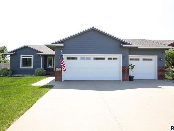 809 Honeysuckle Dr, Harrisburg, SD 57032
