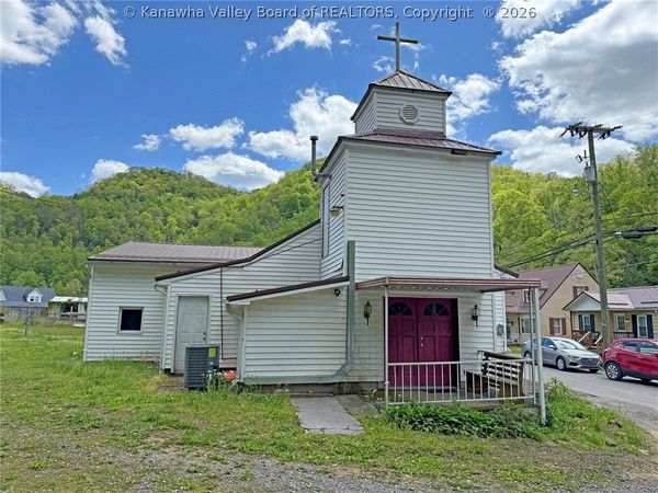42 Madison Avenue, Corinne, WV 25826